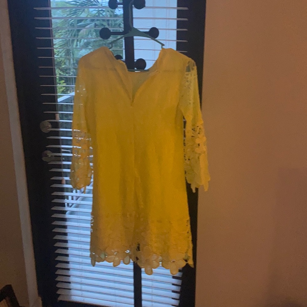 it's a size small in women's beautiful color in yellow